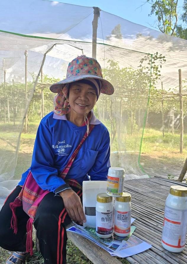 เกษตรกรผู้ปลูกพุทรากับขวดคาโย่และคีโน้ต